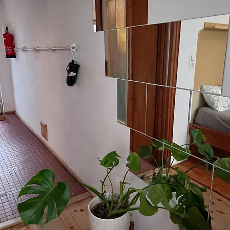 Squat Deluxe Berlin, The 3*