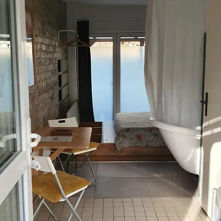 Squat Deluxe Berlin, The Maison d'hôtes *