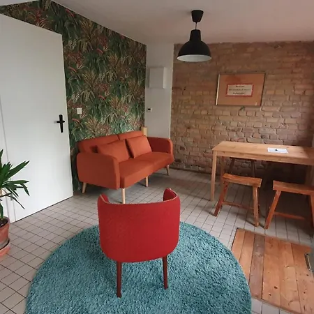 Squat Deluxe Berlin, The