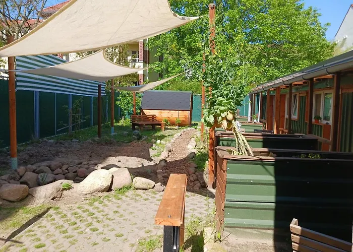 Squat Deluxe Berlin, The 3*