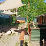 Squat Deluxe Berlin, The 3*