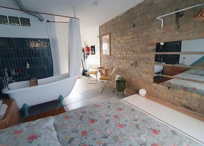 Gasthof Squat Deluxe Berlin, The Berlin