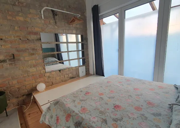 Squat Deluxe Berlin, The Gasthof Berlin