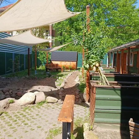 Squat Deluxe Berlin, The 3*