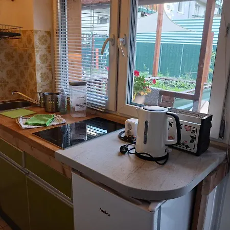 Squat Deluxe Berlin, The 3*