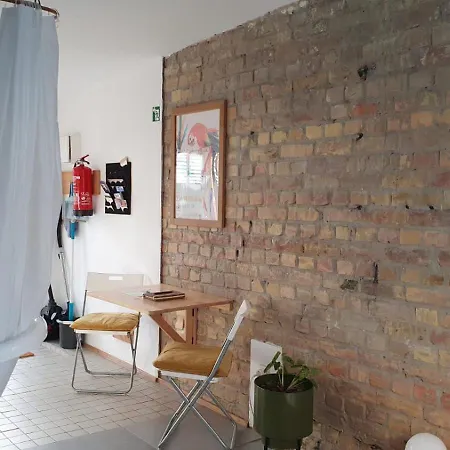 Squat Deluxe Berlin, The