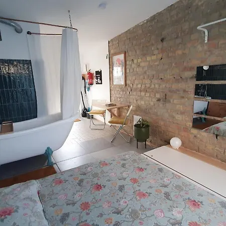 Gasthuis Squat Deluxe Berlin, The Berlijn